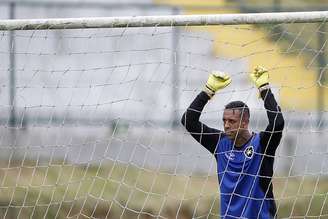 O goleiro Sidão durante treino do Botafogo, no Rio de Janeiro