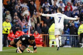 Cristiano Ronaldo comemora um dos dois gols que marcou na vitória do Real Madrid sobre o Sporting Gijón, pelo Campeonato Espanhol