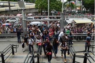 Estudantes chegam à Universidade 9 de Julho (Uninove) para o segundo dia de provas do Exame Nacional do Ensino Médio (Enem)