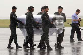 Militares conduzem caixão com corpo de uma das vítimas do acidente aéreo com avião da Chapecoese