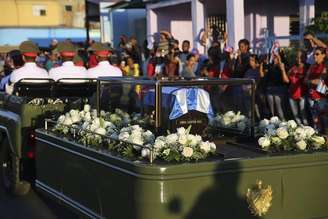 A caravana com as cinzas do herói cubano chega a Santiago de Cuba, onde os restos de Castro são enterrados em cerimônia privada.