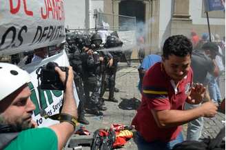 Confronto em frente à sede da Alerj durante protesto de servidores do Rio contra a votação do pacote de ajuste fiscal do governo do estado 