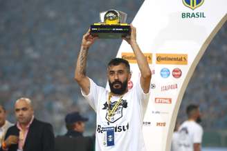 Douglas recebe o troféu de Melhor Jogador da Copa do Brasil