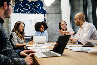  Relatório Global sobre Salários 2016-2017 revela ainda que a diferença salarial entre homens e mulheres fica acima de 50% nos postos de trabalho mais bem pagos das empresas.