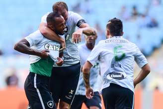 Bruno Silva comemora, mostrando uma camisa da Chapecoense que usava por baixo do uniforme, o gol da vitória do Botafogo sobre o Grêmio