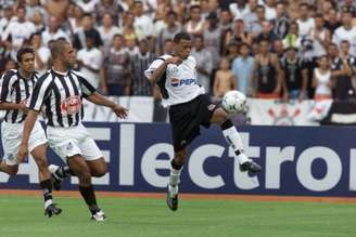 Zagueiro Alex foi campeão brasileiro pelo Santos em 2002 (Foto: Nelson Almeida/Lancepress)