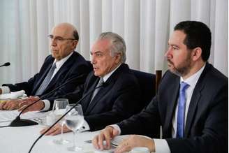 Brasília - O presidente Michel Temer, acompanhado dos ministros Henrique Meirelles, da Fazenda, e Dyogo Oliveira, do Planejamento, recebe jornalistas durante café da manhã no Palácio da Alvorada 