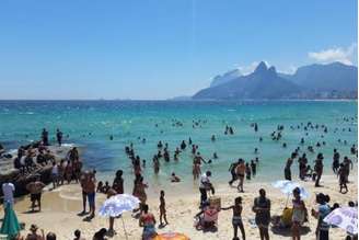 Praia do Arpoador, em Ipanema, ficou cheia no domingo de Natal 