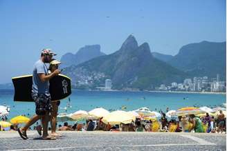 Em dia de alta temperatura, cariocas e turistas enchem praias da zona sul da cidade