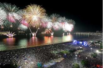 Queima de fogos no réveillon de 2016 em Copacabana