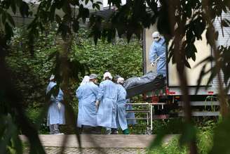 Corpos das vítimas do massacre no Complexo Penitenciário Anísio Jobim (Compaj) são retirados de caminhão frigorífico no IML de Manaus (AM)