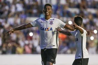 O atacante Carlinhos comemora um dos dois gols que marcou na estreia do Corinthians na Copa São Paulo de Futebol Júnior