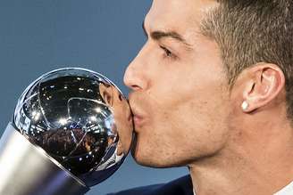 Cristiano Ronaldo beija o troféu de Melhor Jogador do Mundo concedida pela Fifa