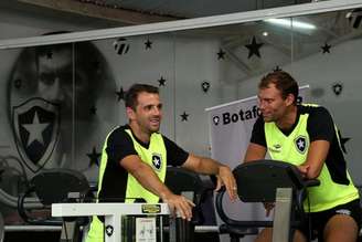 Montillo e Carli durante atividade dentro da academia, em General Severiano (Foto: Vitor Silva /Botafogo/SSPress)