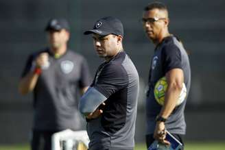 Ednilson Sena, ao fundo, está sempre perto do técnico Jair Ventura (Foto: Vitor Silva/SSPress/Botafogo)