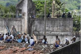 Presos subiram no telhado da penitenciária que foi palco de uma rebelião que durou cerca de 14 horas