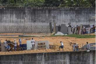 Detentos voltam a subir nos telhados da penitenciária de Alcaçuz, em Natal