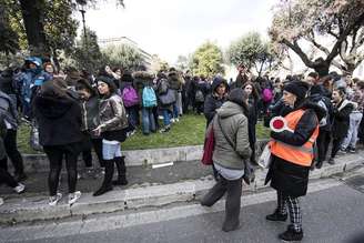 Estudantes e professores evacuam colégio e vão para as ruas durante terremoto sentido em Roma.