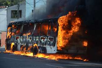 Bandidos ateiam fogo em ônibus na Rua Café Filho, zona leste de Natal (RN), nesta quarta-feira (18).