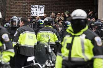 Manifestantes protestam contra a posse Donald Trump, em Washington 