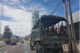 Militares garantem a circulação de ônibus em Natal