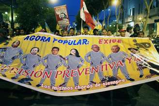 Protesto em Lima, no Peru, pede punição para acusados de corrupção relacionados à Odebrecht.