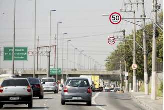 Pistas locais das marginais Pinheiros e Tietê tiveram sua velocidade reduzida para até 50 km/h