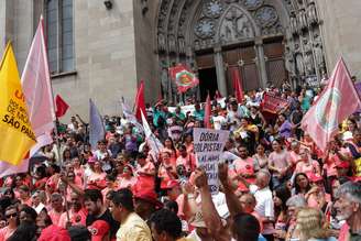 Centenas de pessoas de vários movimentos sociais se reuniram no centro de São Paulo para protestar contra as ações do prefeito João Doria