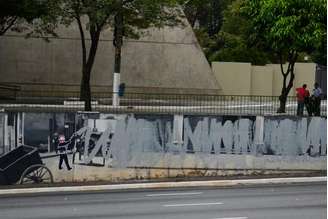 Mural do grafiteiro Eduardo Kobra, na Avenida 23 de Maio, foi pichado em protesto contra o apagamento de outras ilustrações
