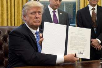 Washington – Donald Trump assina decreto que retira os Estados Unidos do Acordo Transpacífico, assinado em outubro de 2015 por mais 11 países 