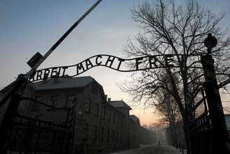 Famosa entrada do campo de concentração de Auschwitz