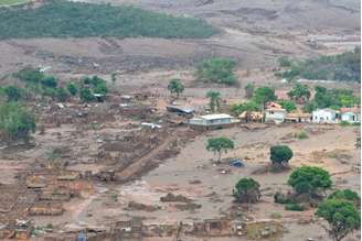 Área afetada pelo rompimento de barragem no distrito de Bento Rodrigues, zona rural de Mariana