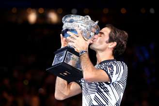 Federer levanta o troféu após vencer o Aberto da Austrália, no início deste ano