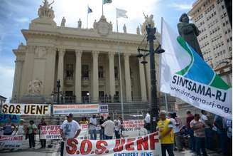 Rio de Janeiro - Cariocas protestam em frente à Assembleia Legislativa do Rio de Janeiro contra as medidas de austeridade do governo estadual ()