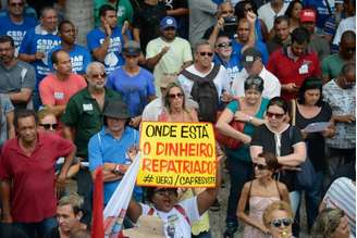 Cariocas protestam em frente à Assembleia Legislativa do Rio de Janeiro contra as medidas de austeridade do governo estadual 