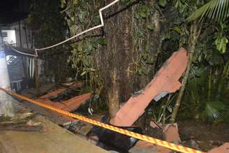 Desmoronamento de muro em uma chácara na rua Menininha Lobo, no bairro Parque do Carmo, zona leste de São Paulo (SP), deixa pelo menos 41 feridos leves no final da tarde desta quarta-feira (1).
