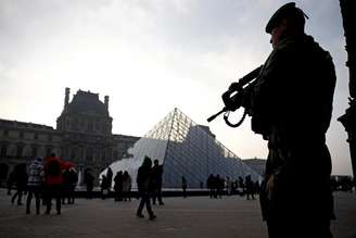 Soldado armado faz segurança perto do museu do Louvre (imagem de arquivo).