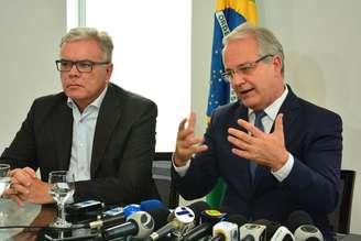 O governador em exercício, César Colnago (d) e o Secretário de Segurança Pública do Espírito Santo, André Garcia concedem coletiva nesta quarta-feira (8), em Vitória (ES), para falar sobre a crise na segurança pública.