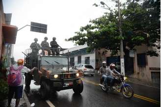 Soldados do Exército fazem a segurança das ruas e dos terminais rodoviários vazios em Vila Velha, região na metropolitana de Vitória (Tânia Rêgo/Agência Brasil)