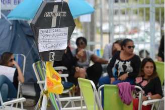 Vitória (ES) - Mulheres e familiares de policiais continuam acampadas na porta dos Batalhões da Polícia Militar ()