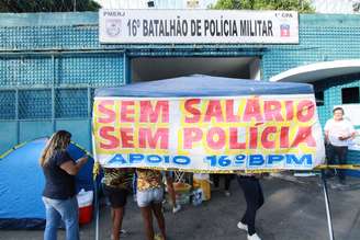  Familiares de policiais militares realizam um protesto pacífico em frente ao 16º BPM de Olaria, no Rio de Janeiro (RJ), na manhã desta sexta-feira (10). A PM não confirma qualquer paralisação ou ocupação nos batalhões. De acordo com a corporação, o policiamento segue normal em todo o estado do Rio.