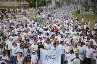 Milhares de pessoas fazem Caminhada pela Paz na orla da Praia de Camburi, em Vitória ()