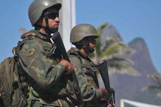 Homens das Forças Armadas fazem patrulhamento na orla de Copacabana, Zona Sul do Rio de Janeiro