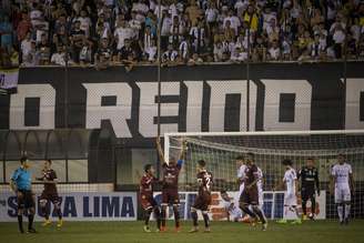 Jogadores da Ferroviária comemoram o gol de Leandro Amaro sob os olhares da torcida do Santos na arquibancada