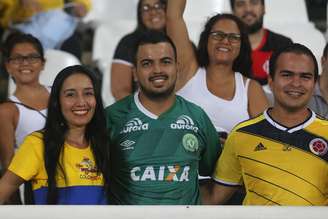 Torcedor aparece no Engenhão, no Rio, com a camisa da Chapecoense no amistoso Brasil x Colômbia, em janeiro