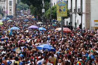 Foliões durante o Cordão da Bola Preta, na Rua Primeiro de Março, no Centro do Rio de Janeiro.