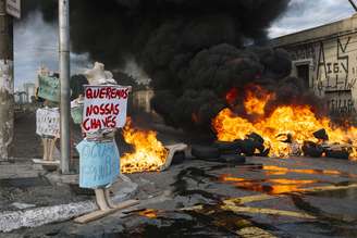 Grupo de sem-teto faz protesto na avenida do Estado e ateia fogo em barreira de pneus