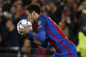Neymar terá que assistir ao jogo deste domingo de casa (Foto: PAU BARRENA / AFP)