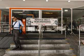 Bancários aderem ao Dia Nacional de Mobilização contra a reforma da previdência e reforma trabalhista, nesta quarta-feira (15), na avenida Paulista, em São Paulo (SP).