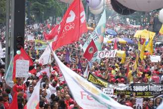 Manifestação de centrais sindicais contra mudança do sistema de previdência na av. Paulista.